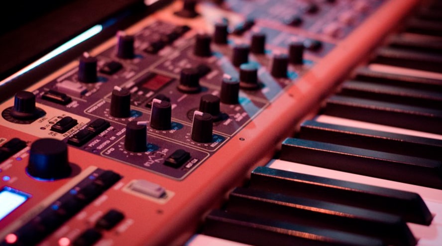 ¿Qué diferencias hay entre un sintetizador y un controlador MIDI?