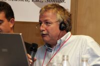 El Sr. Tiech. tomó la palabra unos minutos para tratar el tema de la evolución de los instrumentos musicales en Europa